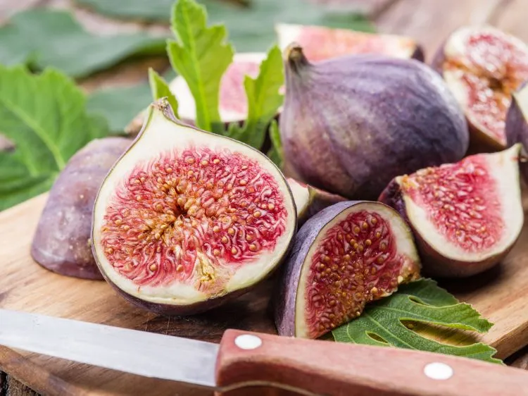 des figues coupées en moitiés à poser au congélateur