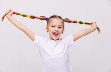 idée de coiffure petite fille pour la rentrée des classes en 2024 irina mikhailichenko shutterstock