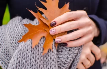 idée de manucure de septembre 2024 en bordeaux avec un joli nail art floral