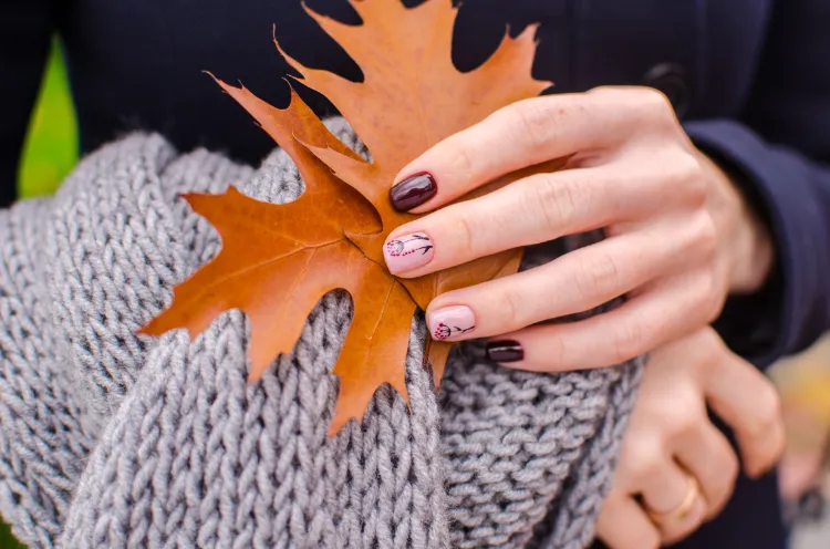 idée de manucure de septembre 2024 en bordeaux avec un joli nail art floral