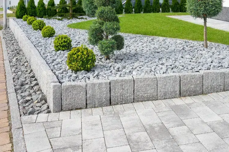 jardin zen japonais avec gravier blanc