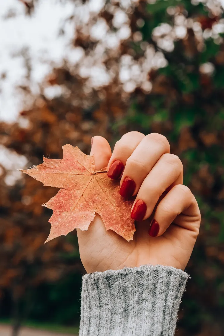 le rouge en tant que couleur de vernis à ongles pour l’automne 2024