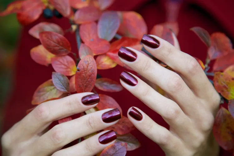 le vernis à ongles rouge cerise foncé à porter cet automne