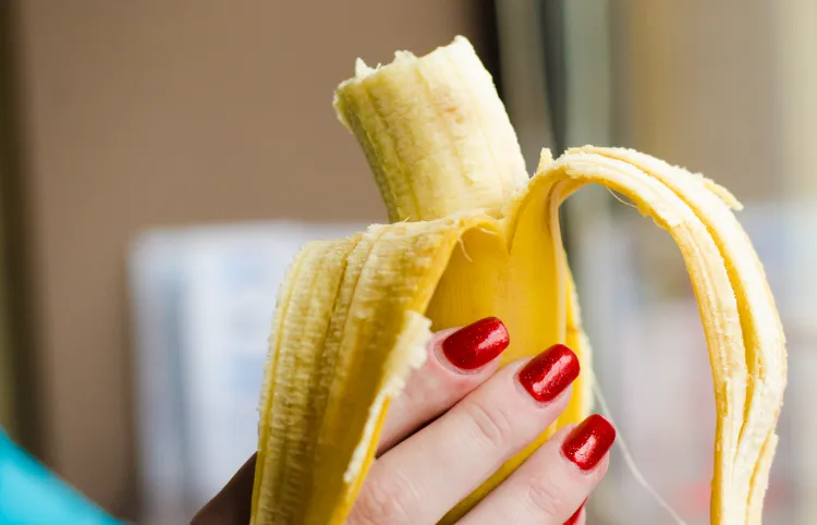 manger une banane et des fruits