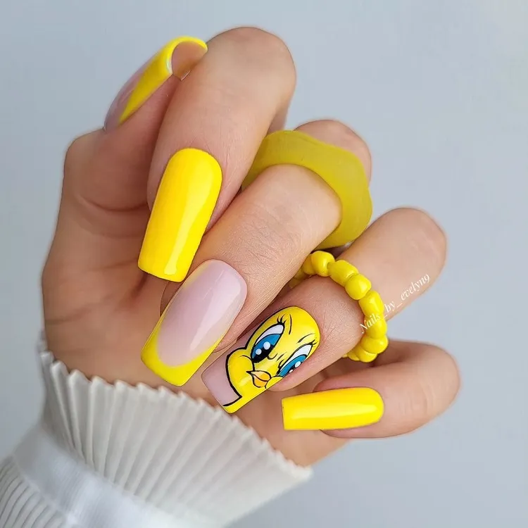 manucure jaune avec tweety