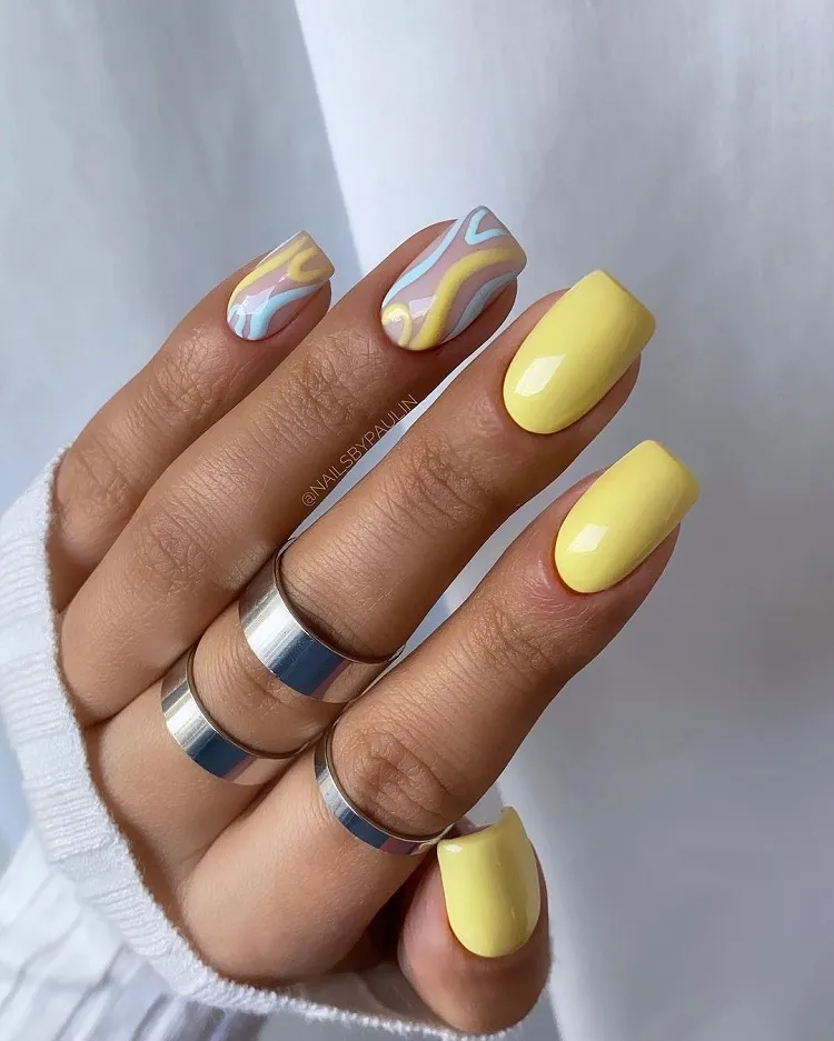 manucure pour ongles courts en jaune et bleu