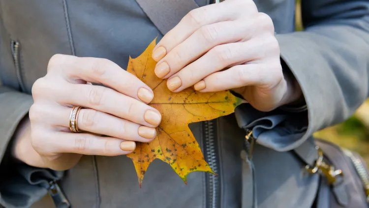 manucure septembre 2024 avec une couleur de vernis jaune pastel