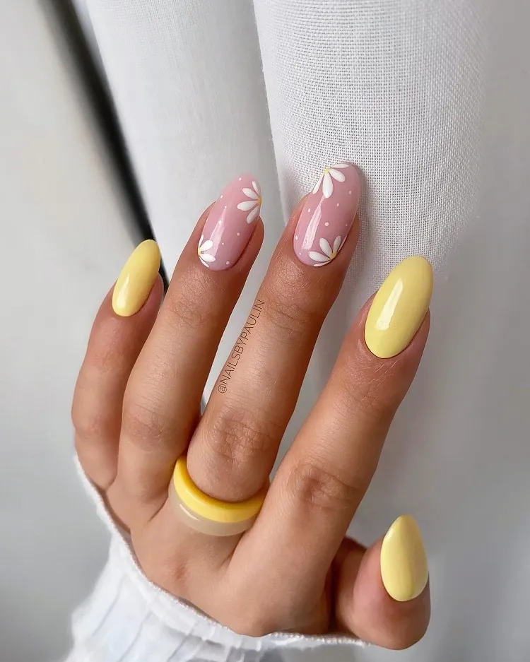 nail art pour ongles ovales avec des fleurs