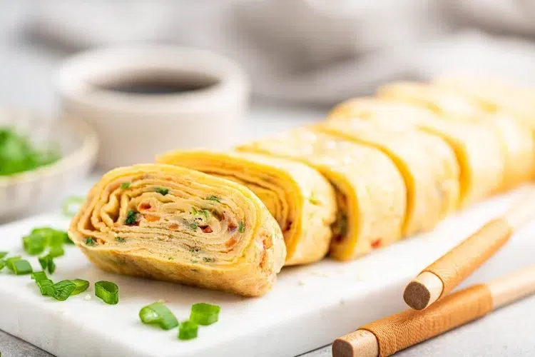 omelette japonaise aux légumes coupée en rondelles