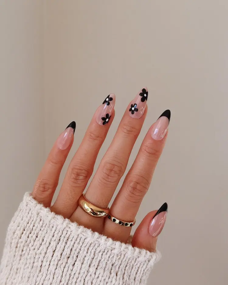 ongles avec des fleurs en noir pour l'automne 