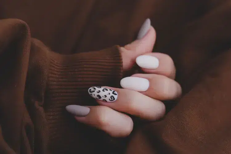 osez le nail art léopard sur ongles en blanc mat pour l'automne 2024