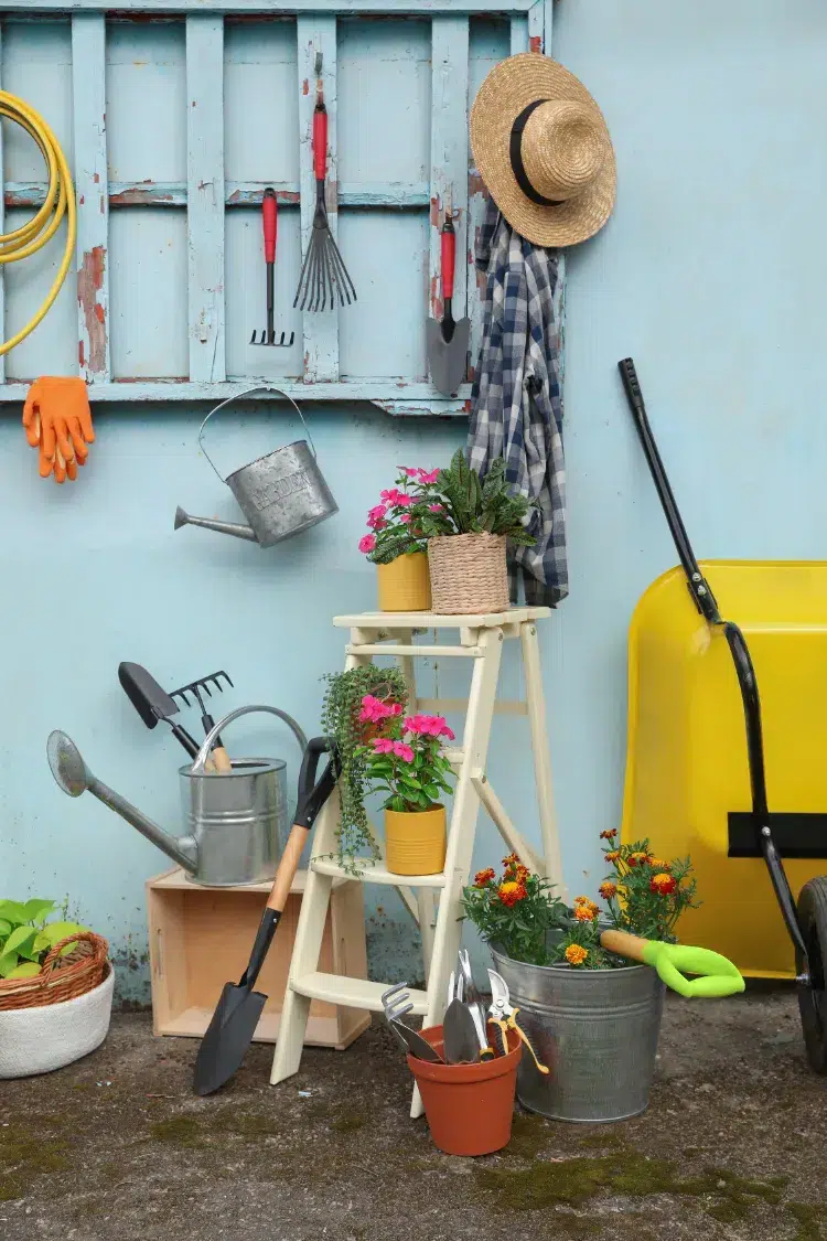 palettes pour ranger les outils de jardin