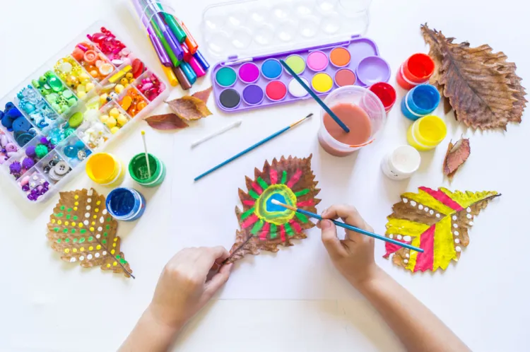 peinture sur des feuilles d'automne en tant que projet diy pour les enfants