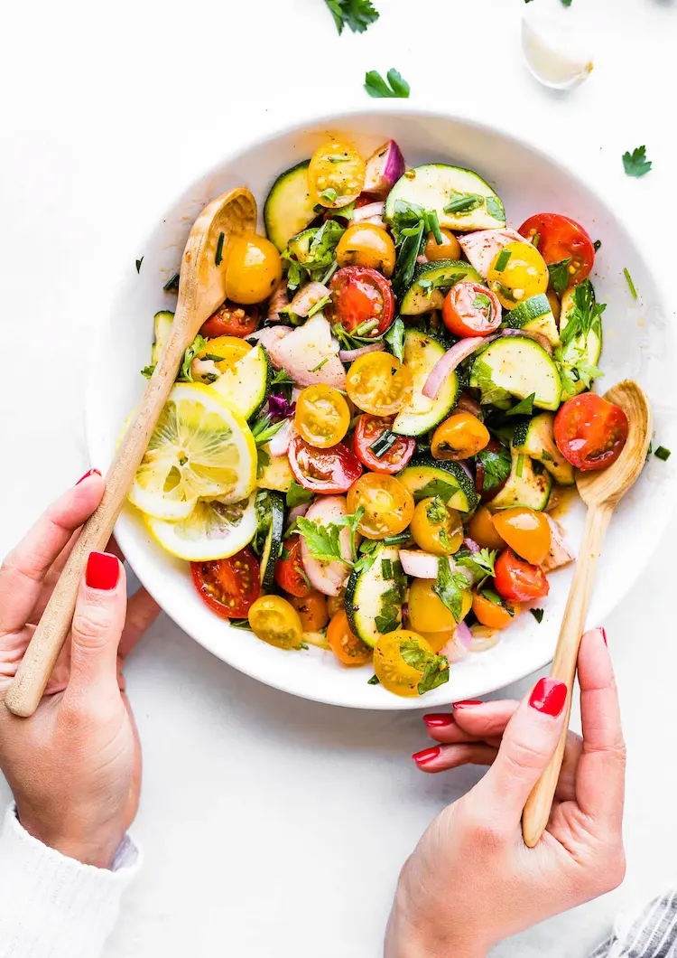 recette de salade composée de courgettes crues et tomates en tant que garniture ou plat principal