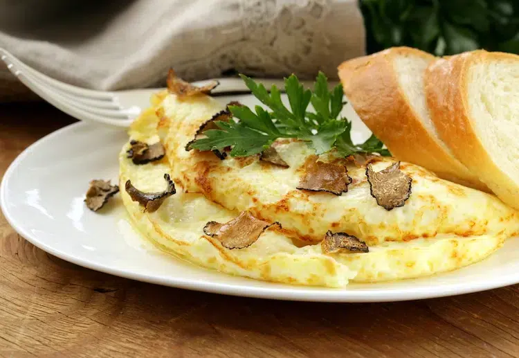 recette d'omelette à la truffe noire en tant que repas exquis et rapide