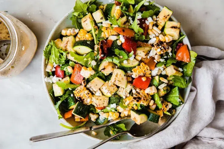 salade composée de courgettes cuites mais et poivrons grillés