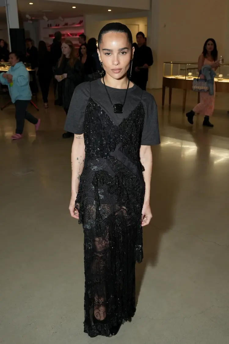 slip dress et t shirt portés par zoe kravitz 