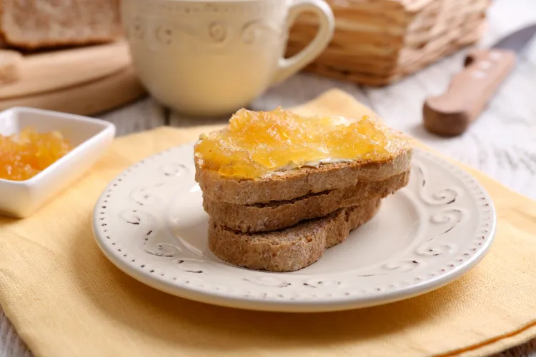 une tranche de pain tartinée avec de la confiture de raisin blanc et pomme