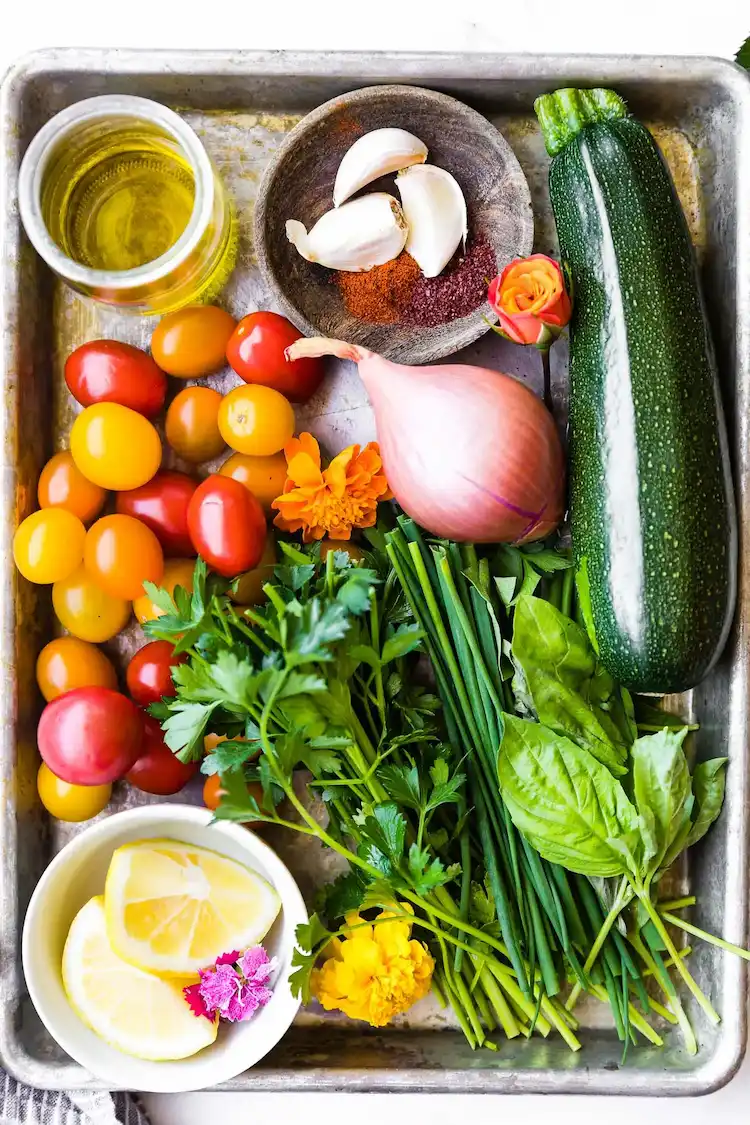 voici comment préparer une salade composée de courgettes crues et tomates cerises