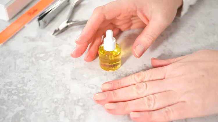 comment soigner la peau autour des ongles grâce aux huiles