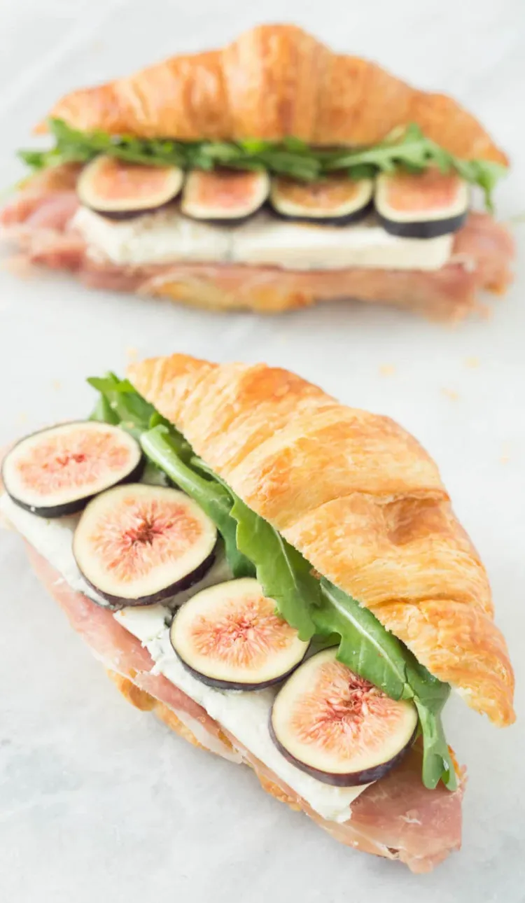 croissant sandwich au prosciutto fromage bleu et figues