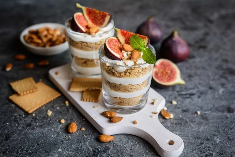 dessert facile de mascarpone crémeux et figues avec des granulés d'amandes