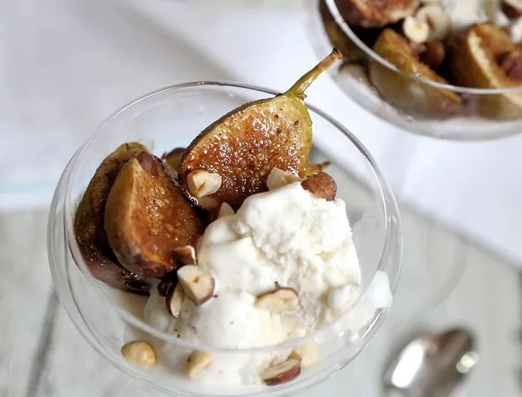 figues rôties aux épices, noisettes et glace à la vanille