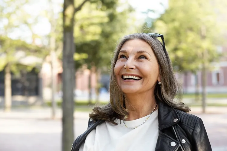 les meilleures coupes de cheveux pour visage ovale à 50 ans