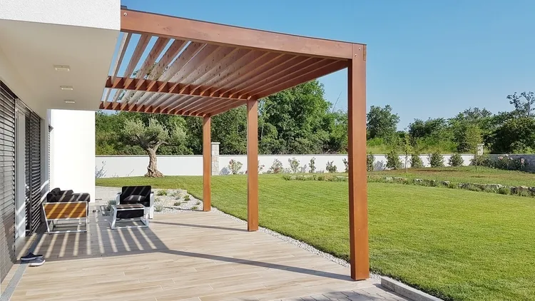 pergola en bois pour faire l'ombre sur la terrasse