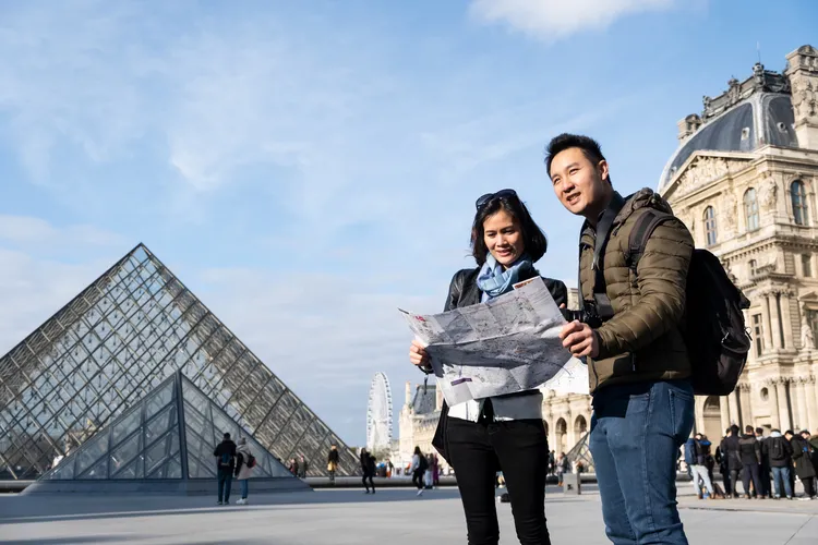 pyramide du louvre à paris