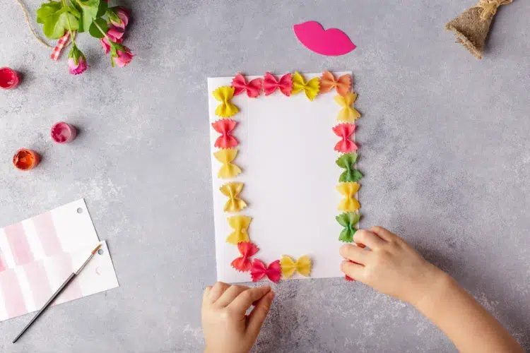 activités montessori avec pâtes colorées fabrication d'une carte diy