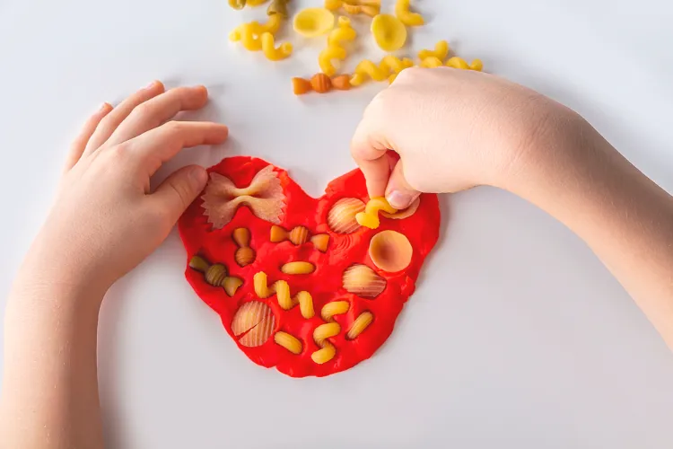 bricolage pour enfants avec pâtes colorées et pâte à modeler