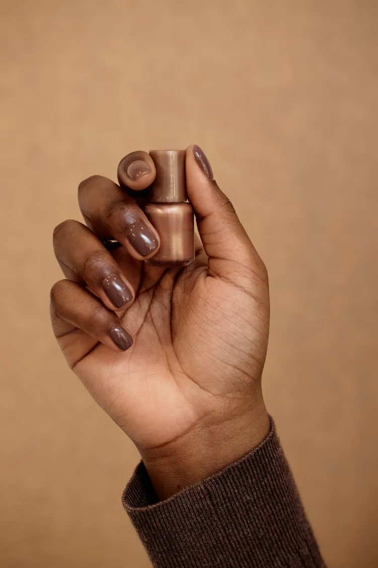 comment arborer la manucure marron en automne 2024 sur des ongles courts