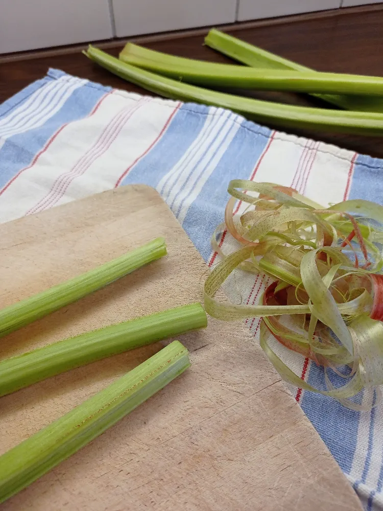 Comment éplucher et couper de la rhubarbe,Comment éplucher couper rhubarbe