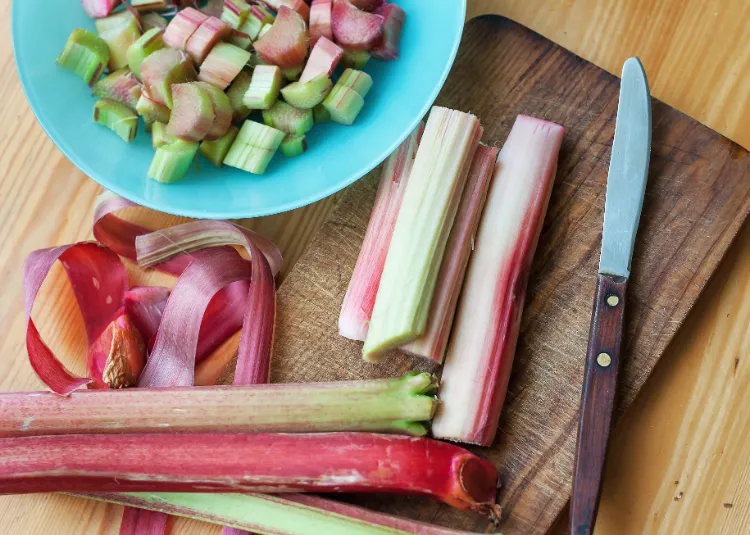 Comment éplucher et couper de la rhubarbe,Comment éplucher couper rhubarbe