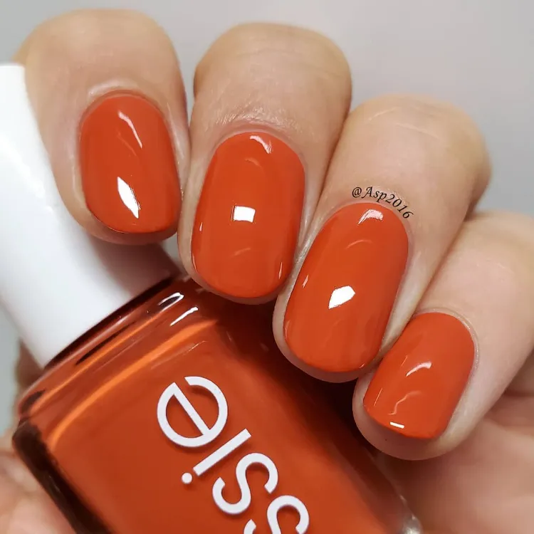 couleur de vernis tendance l'orange brûlé à porter en automne 2024