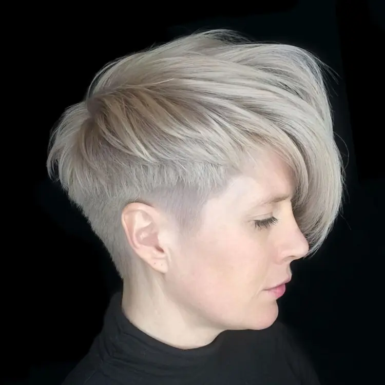 coupe pixie asymétrique courte tendance cheveux gris femme 50 ans