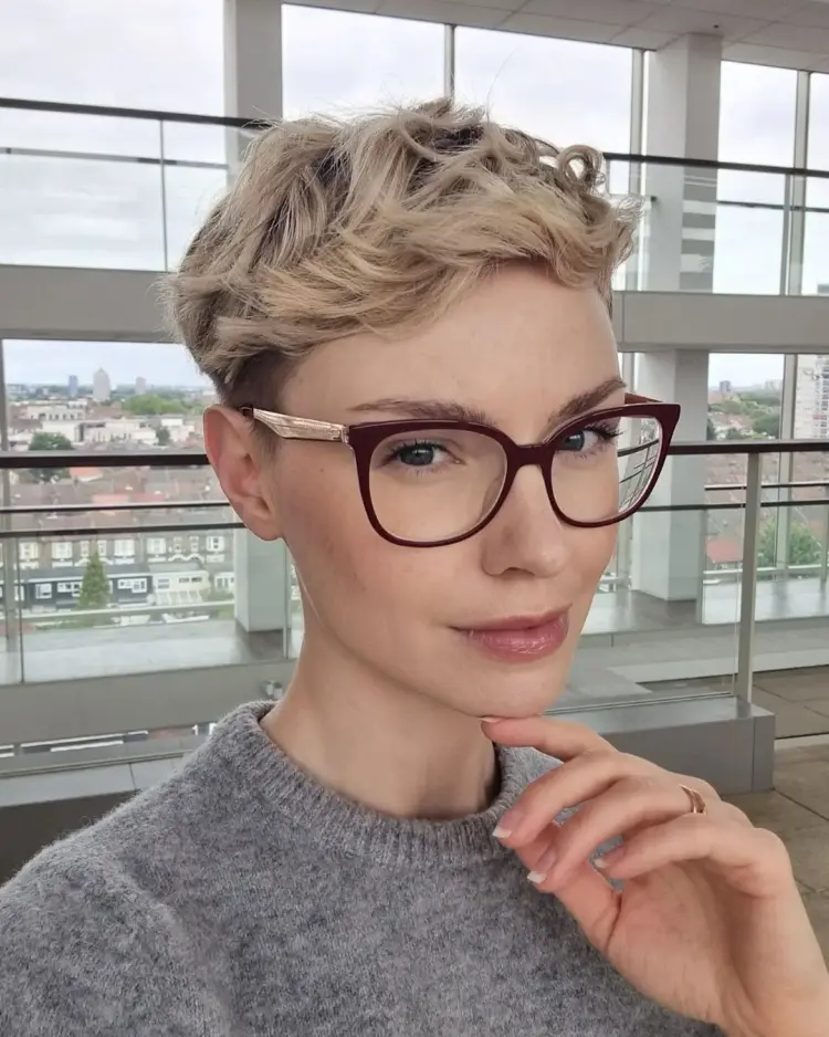 coupe pixie pour cheveux bouclés avec undercut