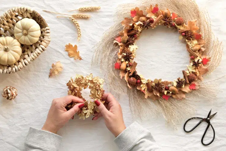 couronne de fleurs séchées et herbe de la pampa en guise de décoration d'automne