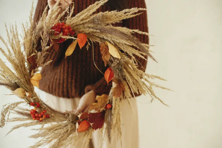 couronne de pampas à faire soi même avec des baies et physalis