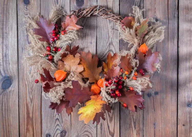 couronne de porte avec herbe de la pampa feuilles d'automne baies et physalis