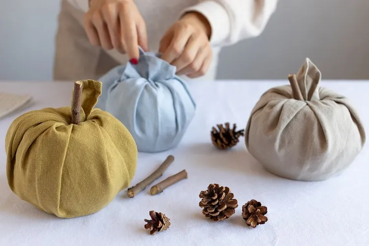 déco automne avec un rouleau de papier toilette