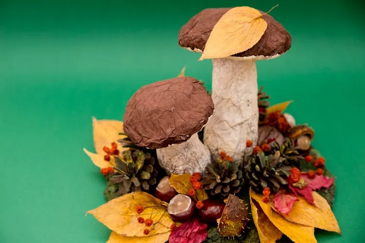 déco d'automne avec des feuilles mortes et des champignons en carton