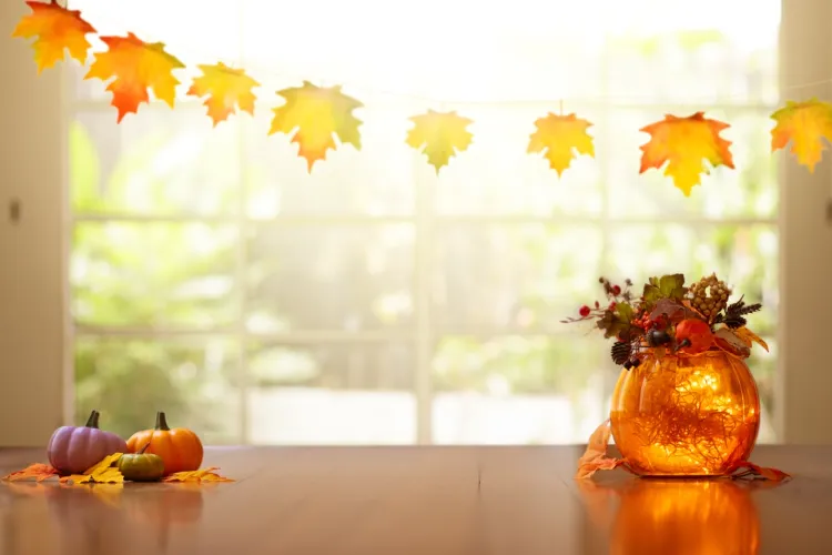 déco de fenêtre avec des feuilles mortes enfilées en guirlande