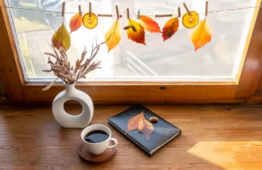 déco de fenêtre avec des feuilles mortes et des tranches d'orange