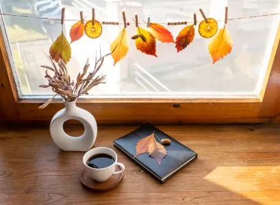 déco de fenêtre avec des feuilles mortes et des tranches d'orange