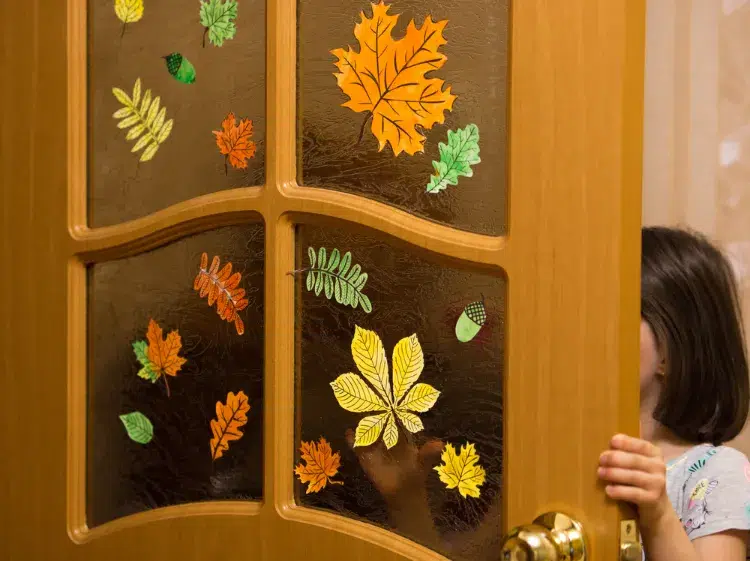 décoration de fenêtre de porte avec des collages de feuilles en papier