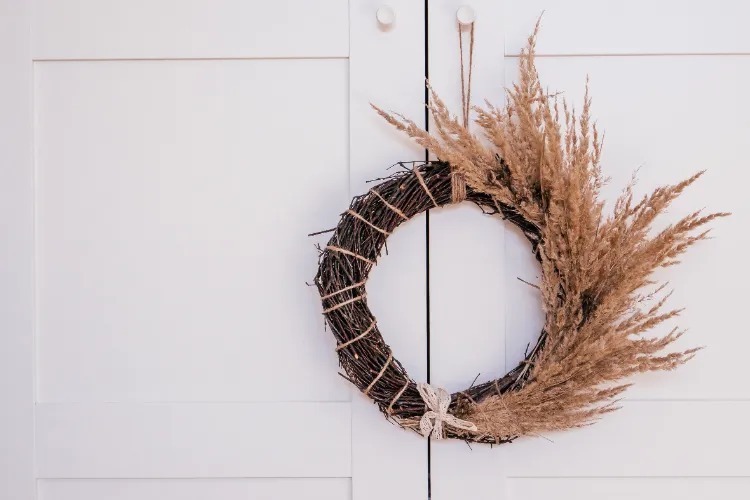 décoration des placards de cuisine avec une couronne de pampa à faire soi même