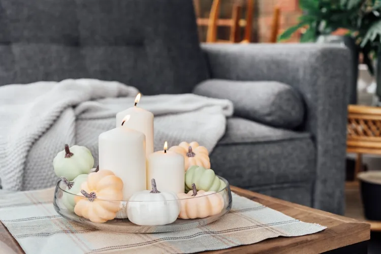 décoration scandinave avec des citrouilles aux couleurs pastel et des bougies sur la table basse