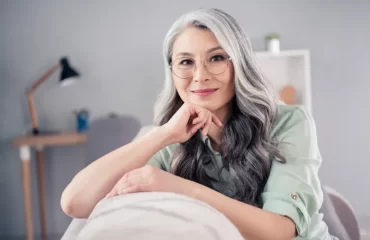 des lunettes de lecture sans monture pour les femmes aux cheveux poivre et sel